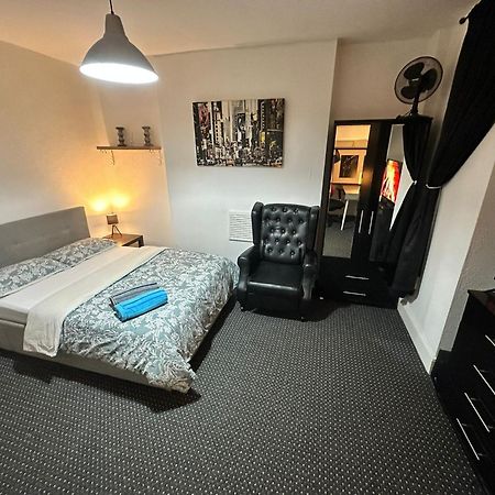 Whitechapel Station Rooms R1 Londra Exterior foto