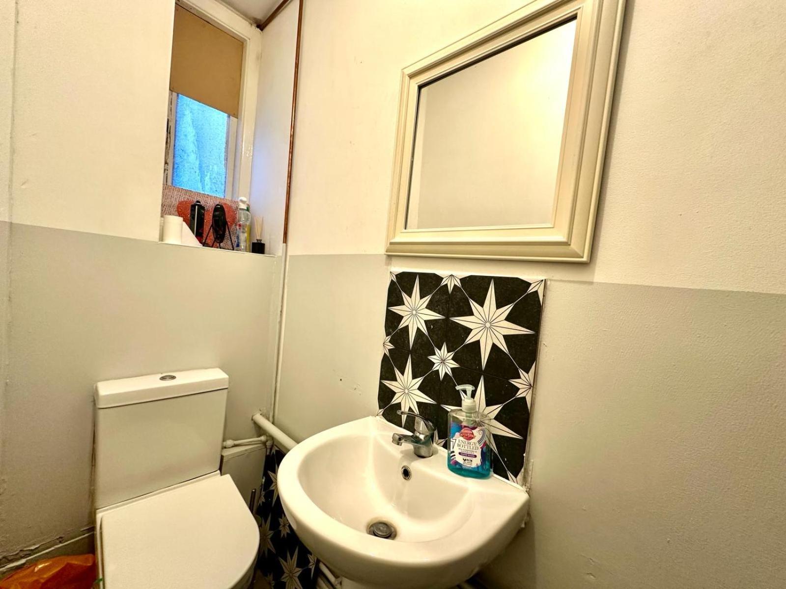 Whitechapel Station Rooms R1 Londra Exterior foto