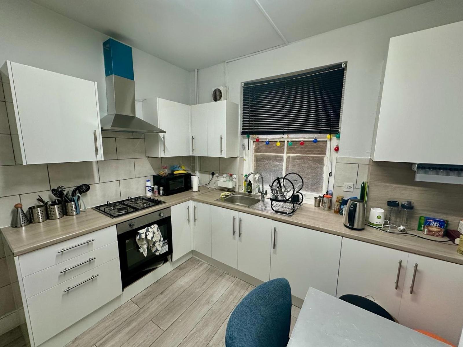 Whitechapel Station Rooms R1 Londra Exterior foto
